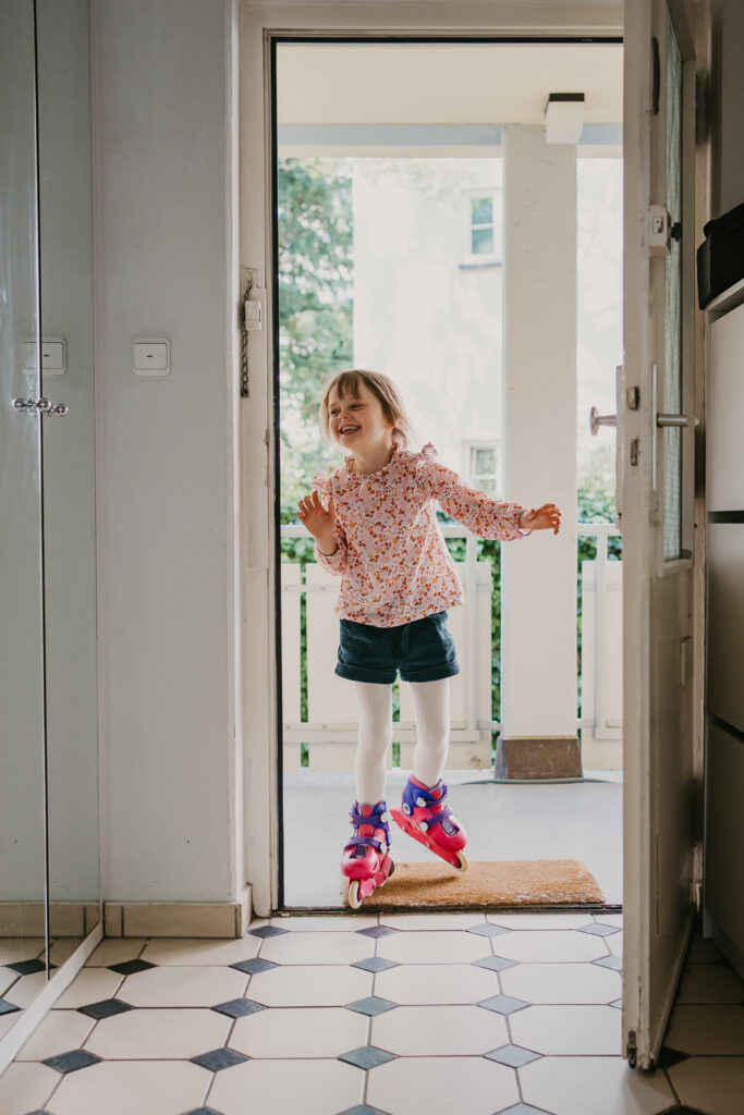 Ein fröhliches Kind kommt mit Inline Skates nach Hause bei einer Homestory in Mainspessart