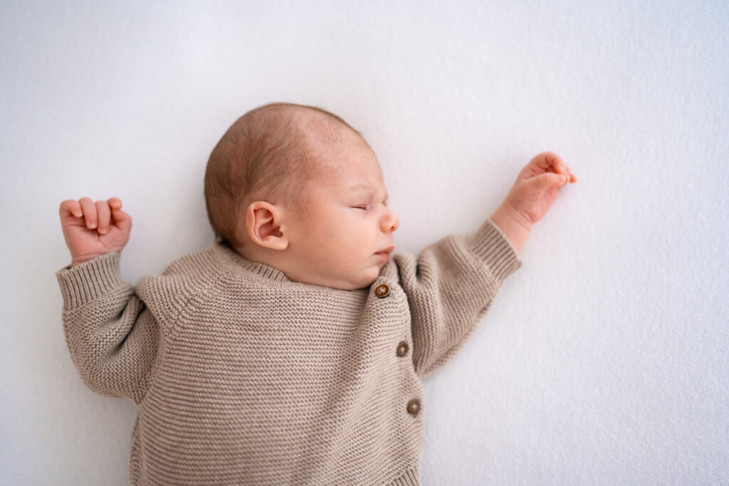Ein Neugeborenes schläft zufrieden beim Babyshooting in Marktheidenfeld