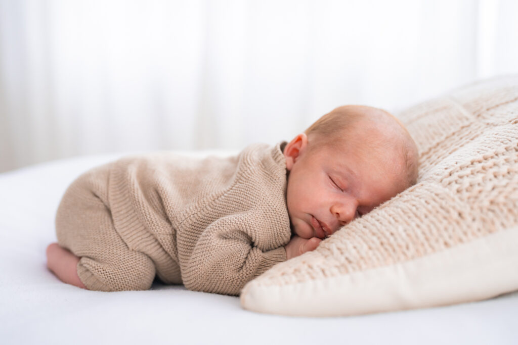 Ein Neugeborenes schläft zufrieden beim Babyshooting in Marktheidenfeld
