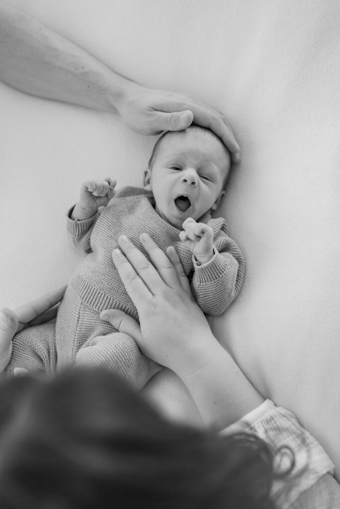 Ein Neugeborenes gähnt zufrieden beim Babyshooting in Marktheidenfeld