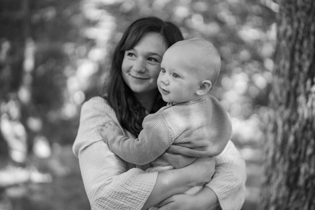 Baby im Arm der Mutter bei einem natürlichen Familienshooting in Marktheidenfeld