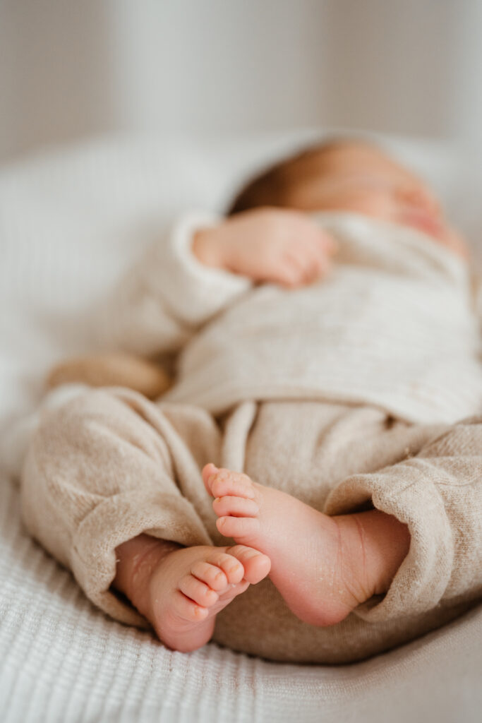 Detailaufnahme von Babyfüßen bei einem natürlichen Neugeborenenshooting
