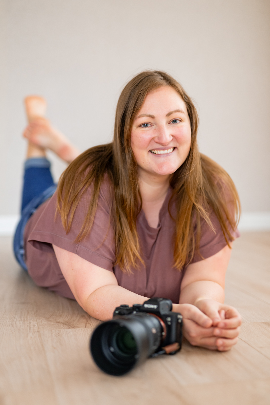 Ein Porträt von der Fotografin Mirjam Scherg in ihrem Tageslichtatelier in Kreuzwertheim