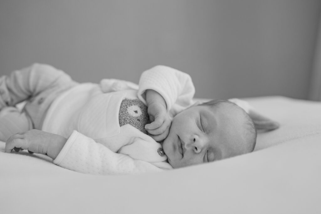 Neugeborenes Baby schläft friedlich bei einem natürlichen Babyshooting im Tageslichtstudio in Kreuzwertheim
