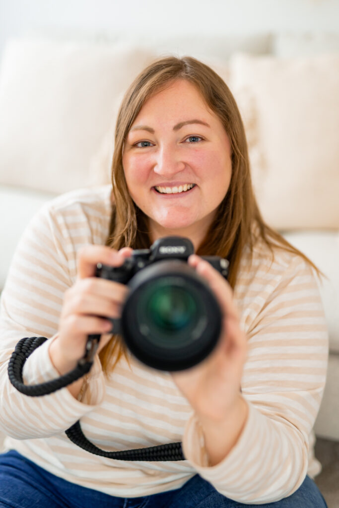 Ein Porträt von der Familienfotografin Mirjam Scherg in ihrem Tageslichtatelier in Kreuzwertheim