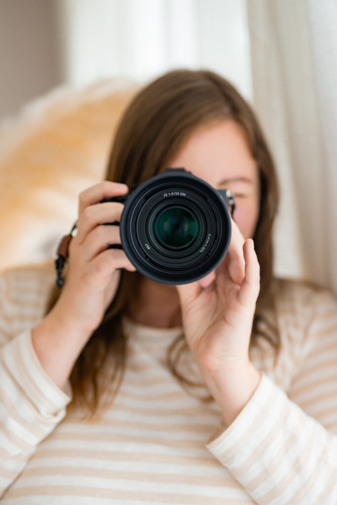 Ein Porträt von der Familienfotografin Mirjam Scherg in ihrem Tageslichtatelier in Kreuzwertheim