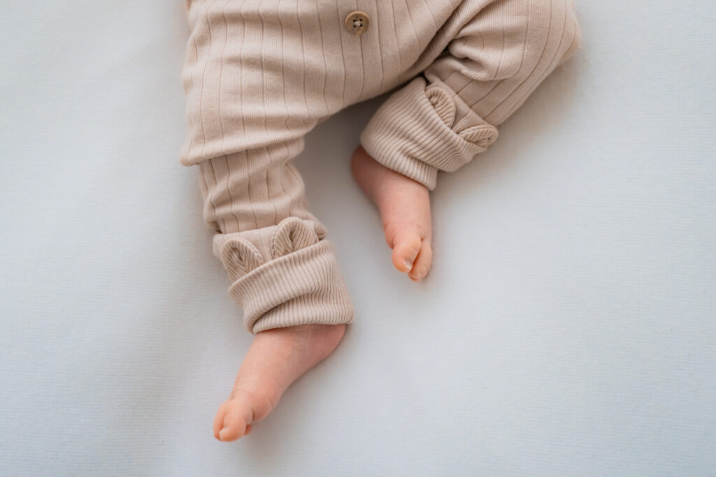 Kleine Babyfüße bei einem Neugeborenenshooting in Main Spessart