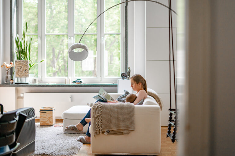 Mutter liest ihren Kindern bei einer Homestory ein Buch vor