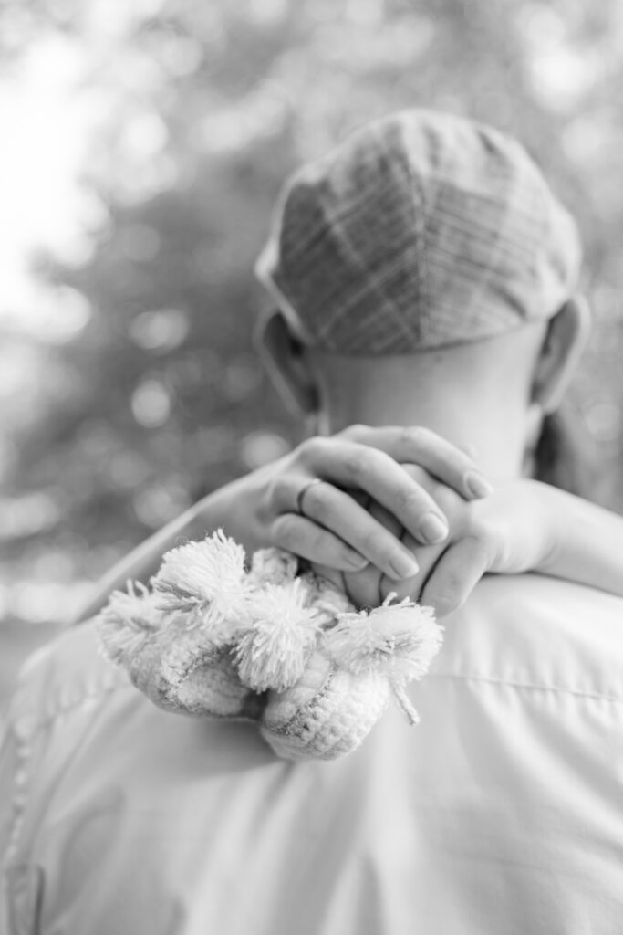 Babybauchfotos draußen im Grünen mit werdenden Eltern