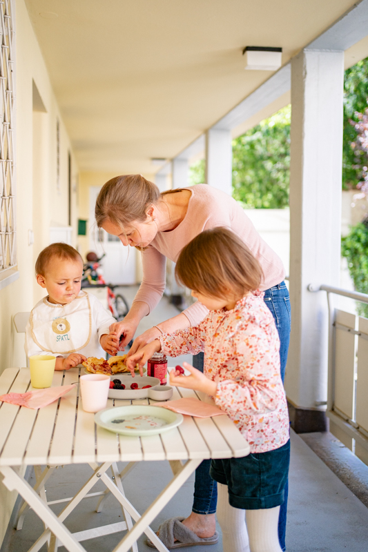 Homestory Familienshooting mit Mutter und zwei Kleinkindern