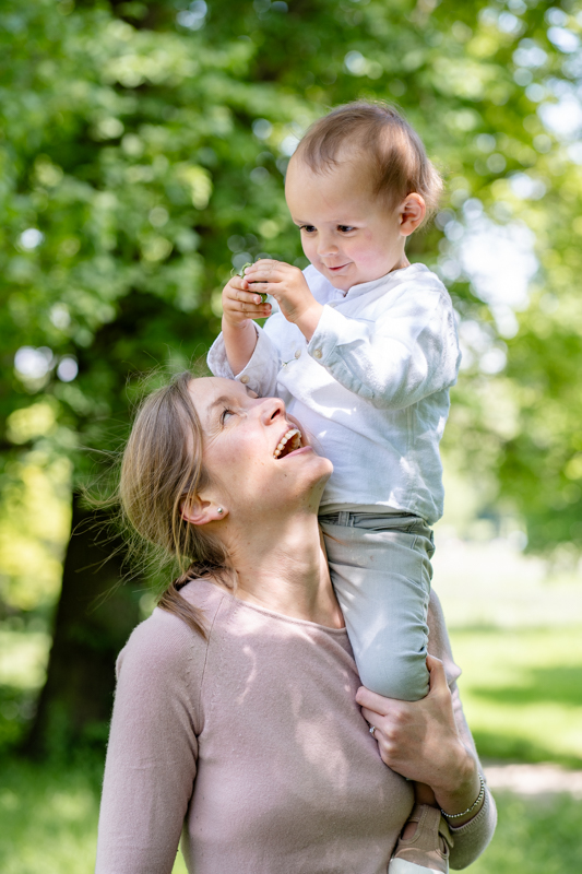 Familienshooting draußen mit Mutter und Kleinkind