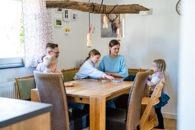 Familienshooting mit drei Kindern zu Hause