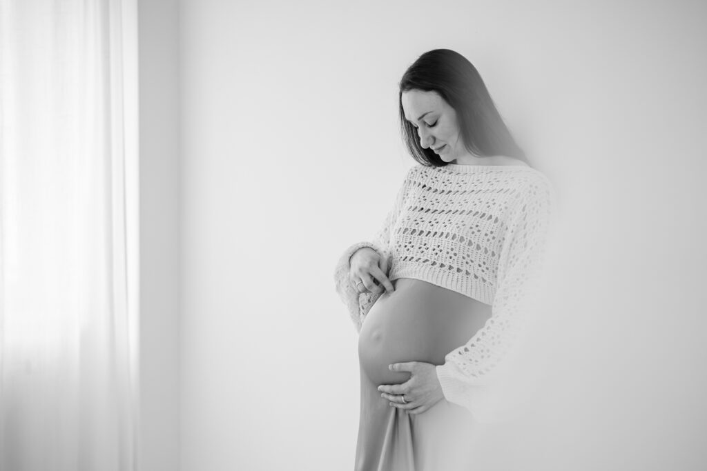 Mutter streichelt ihren Babybauch